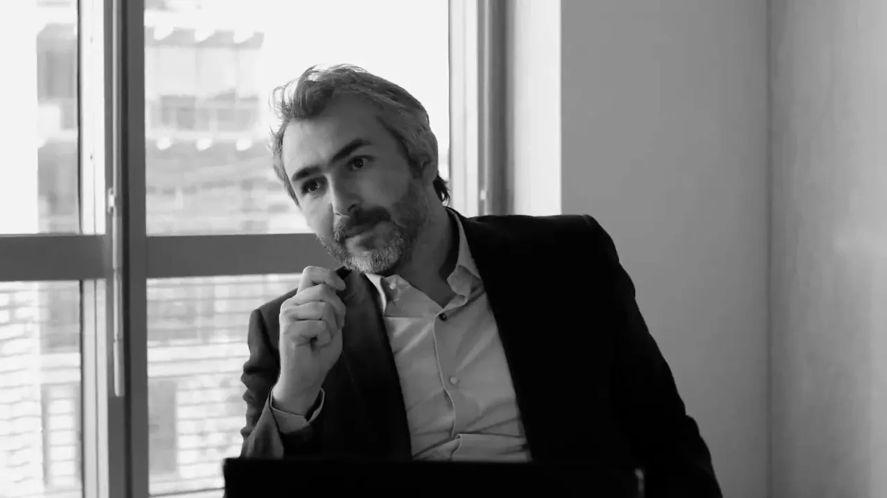 L'équipe de YourVoice au travail dans ses bureaux.